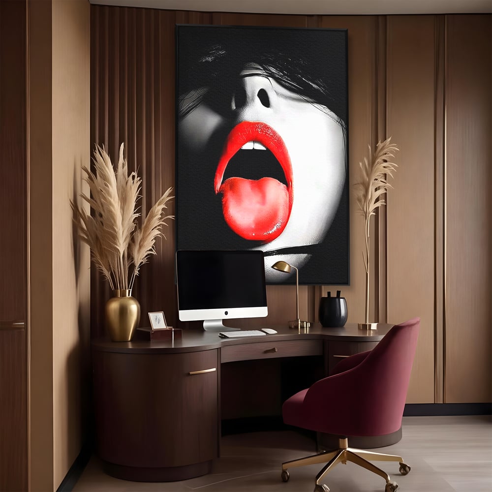 Tablou canvas cu tablou canvas cu buze si limba rosie, in rama de aluminiu negru, pe perete intr-un birou